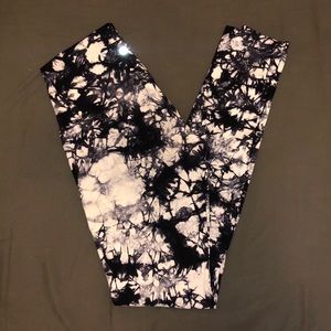LULULEMON black and white tie dye pattern leggings